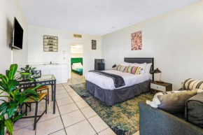 Walk to the beach Private Hallandale Beach studio wbath outdoor pool free parking